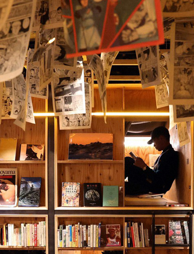 Books and bed, Tokyo(The Mainichi)