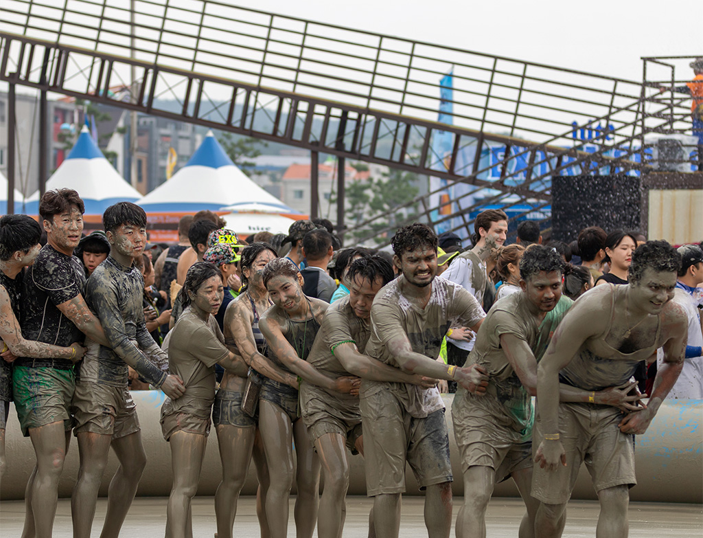 south-korea-mud-festival-on-the-beach