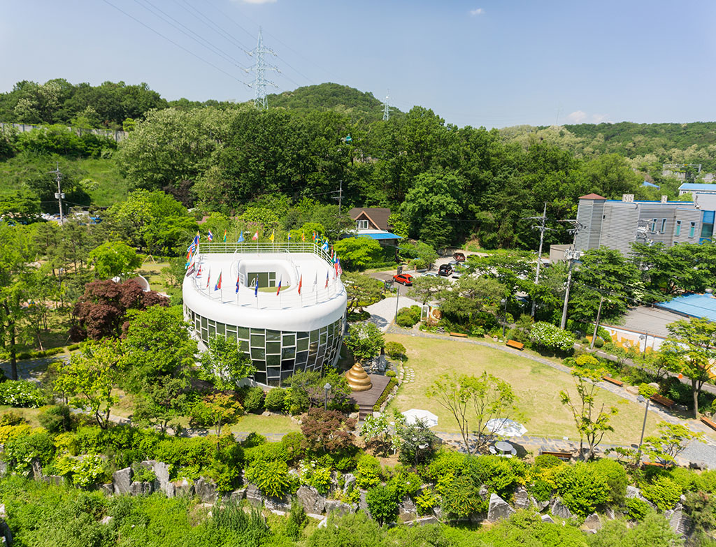 The toilet shaped house