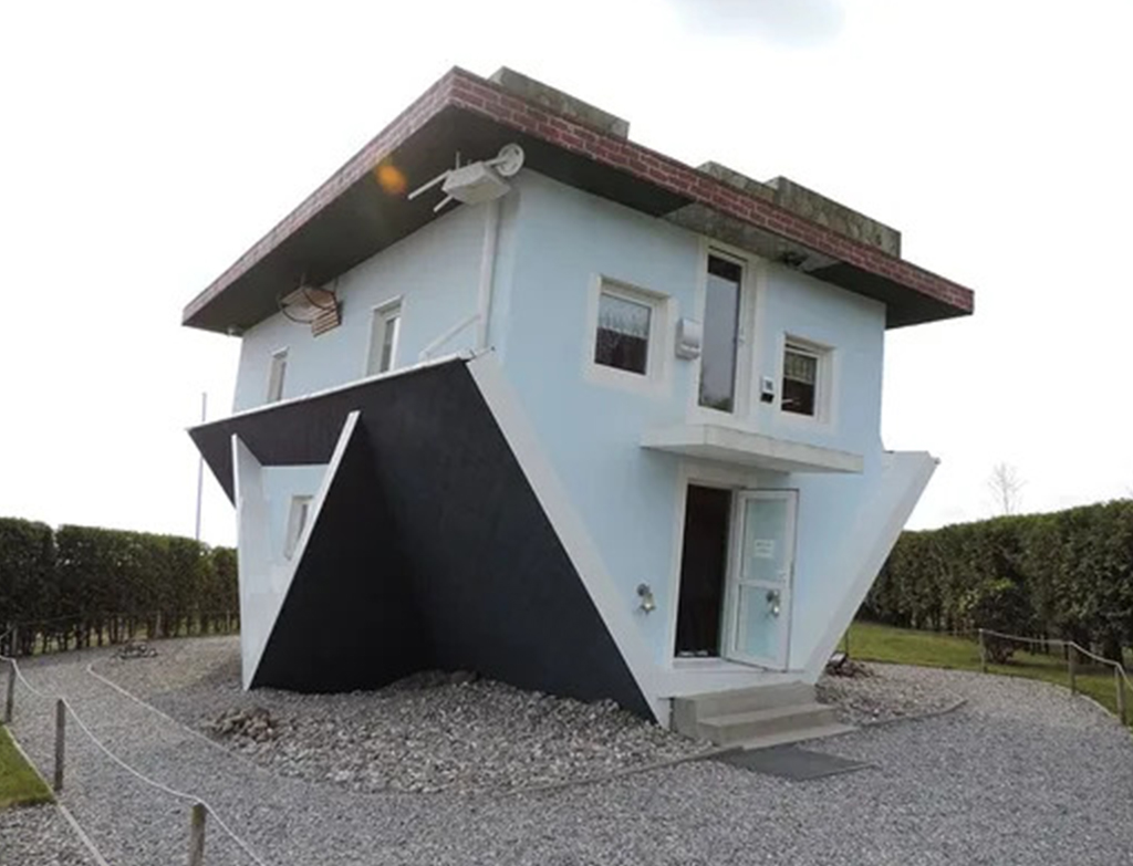 Upside down House,(atlasobscura.com)